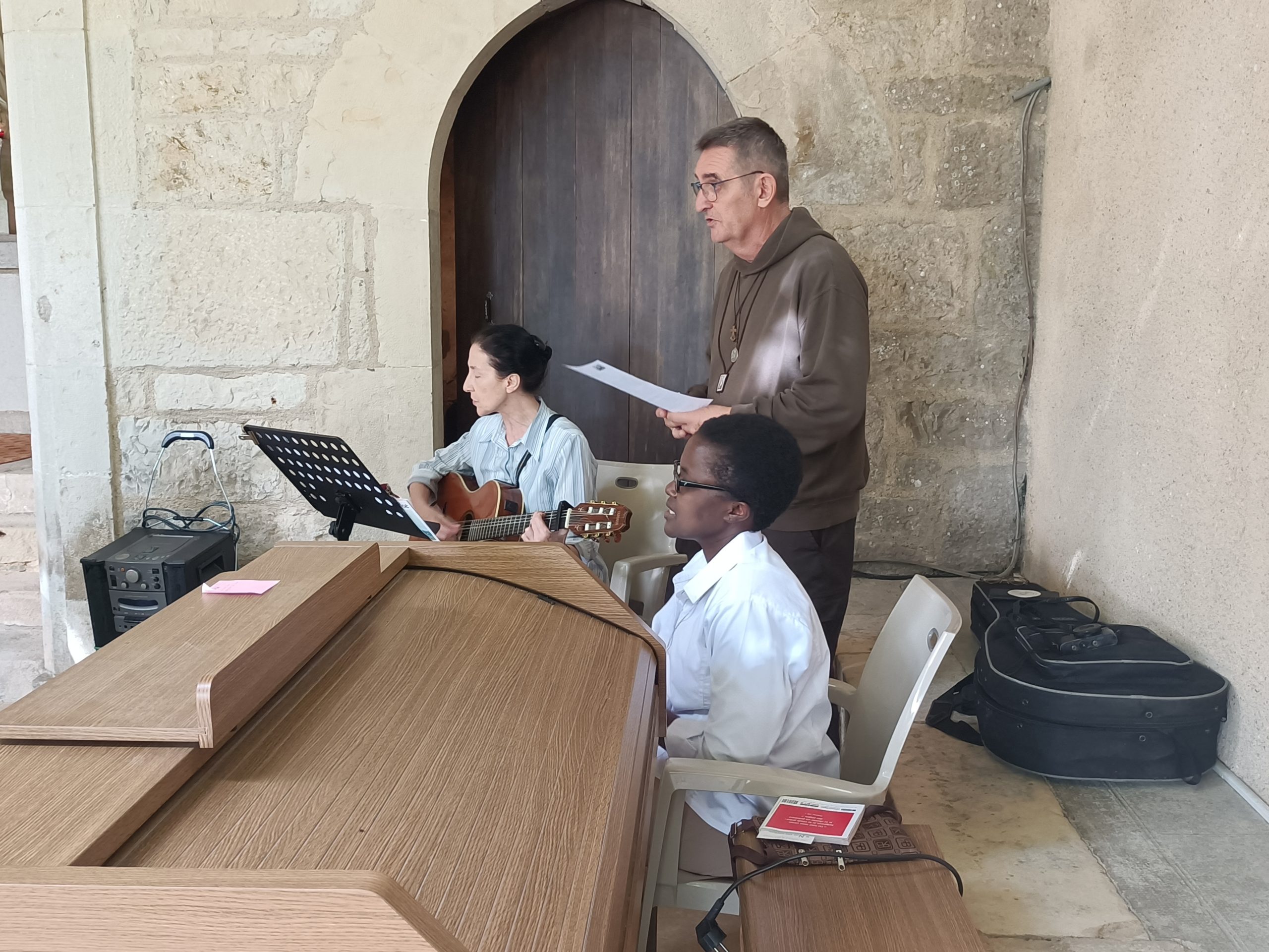 Les soeurs et un de leur associé constituent la chorale
